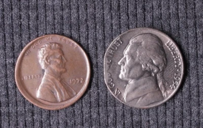1954P straight clip 5 cent nickel & 1972 broadstruck cent US mint error coin lot - Image 1 of 4