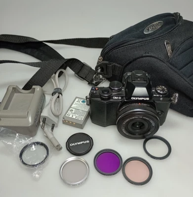 Olympus OM-D E-M10 16.1 MP Digitalkamera  Kit M.Zuiko 14-42mm f/3.5-5.6 EZ - Bild 1 von 4