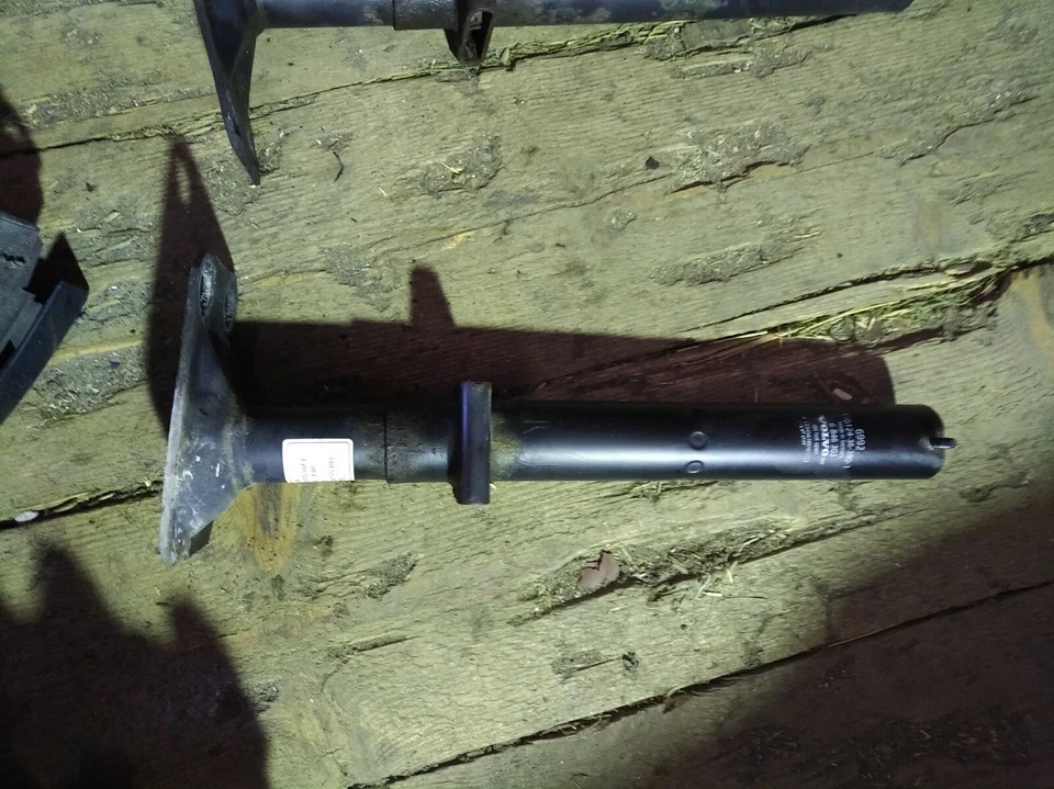 Volvo 740 760 780 940 960  Stoßstange Pralldämpfer vorne Rechts 6846303 1369641 - Изображение 1 из 1