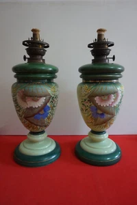 Coppia lumi a petrolio in opalina verde dipinti a mano fine 800 inizi900 lampada - Foto 1 di 12
