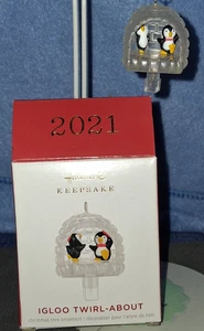 Iglú Giro-About Penguin Hallmark 2001 Ornamento 1" Puedes hacerlos girar - Imagen 1 de 7
