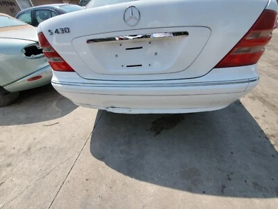 1999 03 05 2006 MERCEDES-BENZ W220 S430 S500 MOLDURA DE PARA-CHOQUE TRASEIRO CENTRAL BRANCO #2 - Imagem 1 de 4