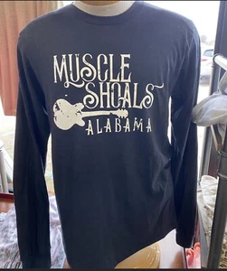 Bonita Versión Muscle Shoals Alabama Música Guitarra Negra Camiseta Manga Larga - Imagen 1 de 1