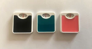Báscula de baño miniatura para casa de muñecas escala 1/12 disponible en varios colores - Imagen 1 de 7