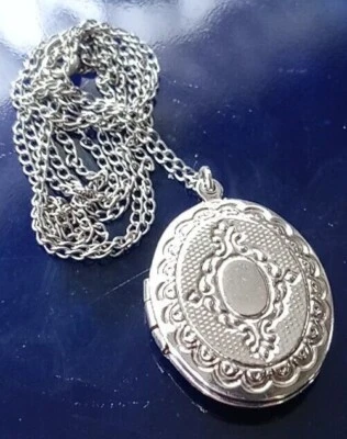 Collare E Catena Da Medaglione Argento IN Rilievo Mettere Foto E Incisione Datas - Immagine 1 di 4