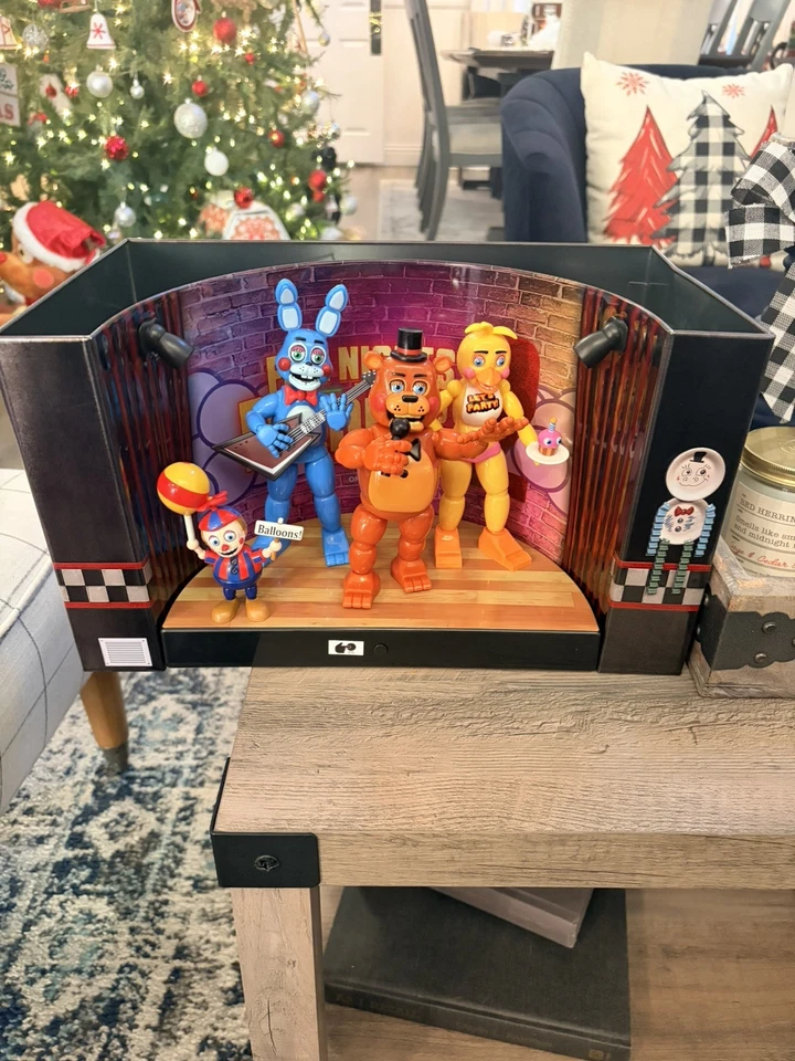 Cubo de palomitas de maíz Five Nights at Freddy’s personajes en el escenario en mano se envía ahora Foto 1 de 1