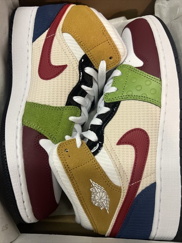 Scarpe Nike Air Jordan 1 Mid SE (GS) camera disordinata bianco rosso nero multi DR6957 100