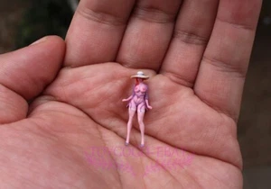 miniature 1/64 figure Enchanting suny Mature girl Fit 1:64 CAR Diorama in st - Picture 1 of 4