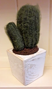Handgestrickter Kaktus im handgefertigten Holztopf - Bild 1 von 2