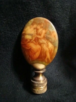 Pareja femenina vintage de latón y porcelana con remate de lámpara atornillado Cupido 2 1/2" Foto 1 de 4