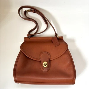 VTG Coach Logan Bag In British Tan w/Adjustable Crossbody Strap Turn Lock Close - Picture 1 of 16
