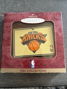 Collezione NBA New York Knicks 1997, ceramica con supporto, ornamento Hallmark - Foto 1 di 5