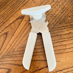 Pampered Chef Smooth Edge Safety Manual Can Opener #2758 White Retired - Picture 1 of 9