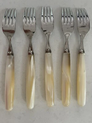 布加迪适用于 Vietri 餐具 Pearlescent 象牙色丙烯酸手柄 5 叉 73/4 英寸 — 第 1/4 张图片