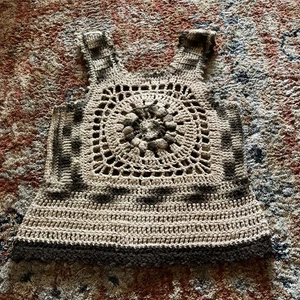 Camiseta sin mangas vintage años 70 hecha a mano ganchillo talla S/M abuela cuadrada boho hippie marrón tostado - Imagen 1 de 14