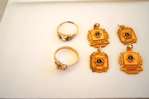 2 Gold rings and 4 gold Lions Club awards pieces - Picture 1 of 5