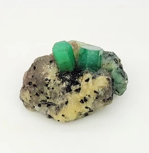 Piedra preciosa de cristal 103 quilates natural Zambia esmeralda áspera en matriz de cuarzo espécimen - Imagen 1 de 5