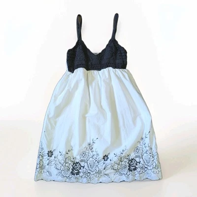 Mini Vestido Babydoll Y2K Crochet Bordado Lentejuelas Floral Coqueta Blanco Negro Foto 1 de 4