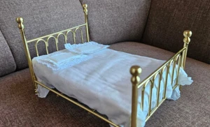 Letto matrimoniale in metallo ottone con coperta e cuscino miniatura letto per bambole 1:12 Tumdee - Foto 1 di 3