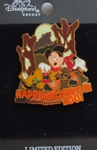 PIN DISNEY DCA DLR HALLOWEEN 2001 MICKEY MOUSE Y PLUTO BRILLAN EN LUNA OSCURA LE 1800 - Imagen 1 de 1