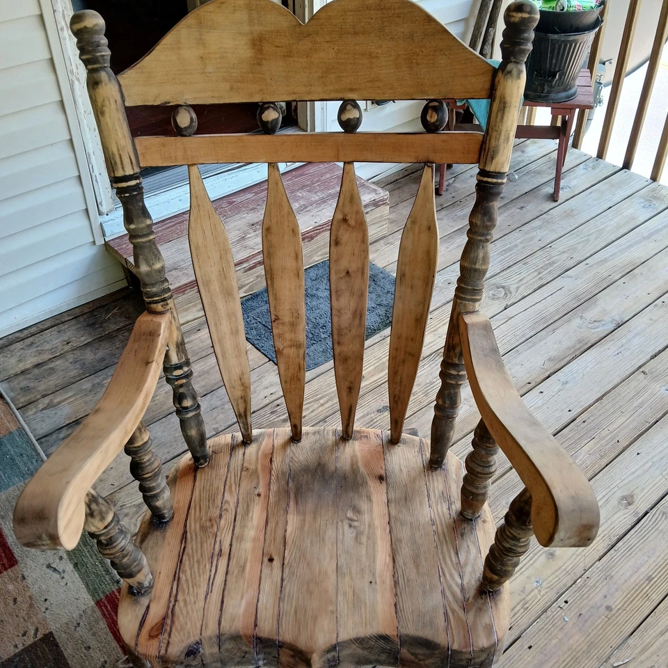 Mecedora antigua grande de madera maciza Foto 1 de 1