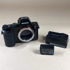 Sony Alpha A7R 36.4MP Spiegellose Vollformat Digitalkamera nur Gehäuse - Bild 1 von 17