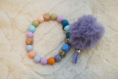 Brazalete con cuentas de silicona pulsera llaveros silbatos llavero varios colores. Foto 1 de 4