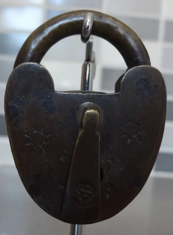 VICTORIAN HEART SHAPED BRASS LOCK (NO KEY) Cover