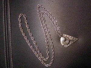 Colgante Triángulo Forma Tribal Con Círculos Acero Inoxidable 14" Tono Plata DE COLECCIÓN - Imagen 1 de 7