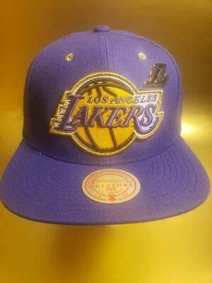   Gorra Mitchell & Ness con logotipo dorado de la NBA de Los Angeles Lakers  Foto 1 de 4