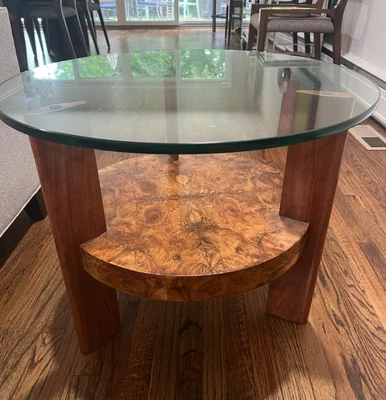 Mesa auxiliar Art Deco vintage de madera burl con tapa de vidrio grueso Foto 1 de 4