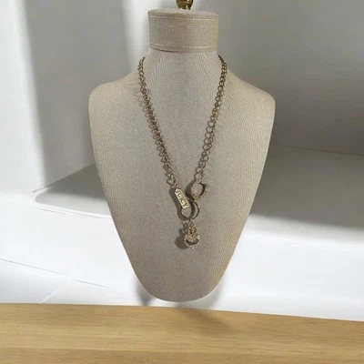 COLAR DE ALTA COSTURA SUCULENTA COM FERRADURA, COROA E CORRENTE DE PINGENTE DE ETIQUETA SUCULENTA - Imagem 1 de 2