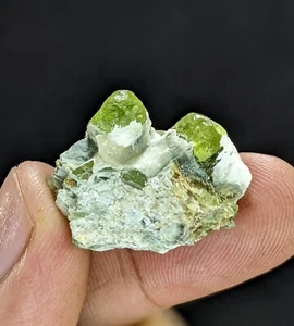 Natürliche Peridot-Kristallprobe aus der Sapat-Mine Pakistan 26x19 mm (Video innen) - Bild 1 von 15