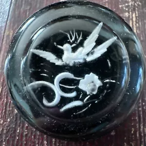 A VINTAGE LUCITE BUTTON BEAUTIFUL BIRD DESIGN - Picture 1 of 3