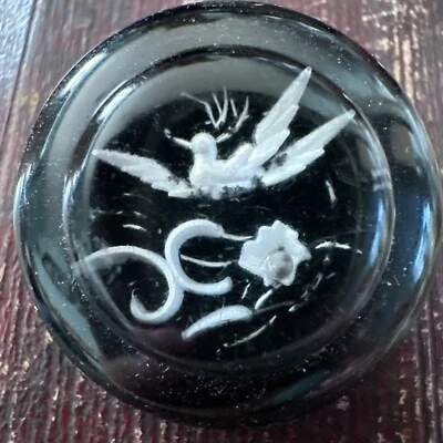 A VINTAGE LUCITE BLACK BUTTON BEAUTIFUL BIRD DESIGN - Image 1 of 3