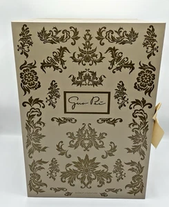 2022 Barbie Signature Guo Pei Barbie Puppe trägt goldgelbes Kleid HBX99 (Neu) - Bild 1 von 8