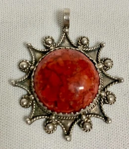 PENDENTIF ETHNIQUE EN ARGENT ET JASPE ROUGE - BERBERE - KHABYLIE - Foto 1 di 2