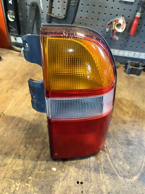 Luces traseras derecha lado pasajero Suzuki vitara Geo tracker 99 00 01 02 03 04 OEM Foto 1 de 3