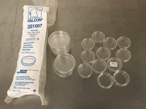 Lotto 27 Piatti Petri Plastica Falcon 60mm x 15mm e 40mm x 12mm Microbiologia - Foto 1 di 4