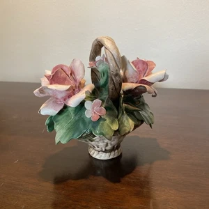Statuina vintage italiana Nuova Capodimonte Pocelain fiori in cesto casetta 5,5” - Foto 1 di 11