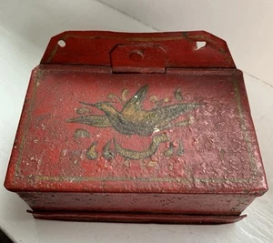 Antiker bemalter Vogel Tole Toleware Blech Wand Streichholz Safe Dose alte rote Farbe - Bild 1 von 16