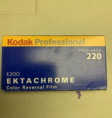 Kodak Ektachrome E200. Pro Pack 220. Caducado 3/2001. Almacenamiento en frío. Foto 1 de 2