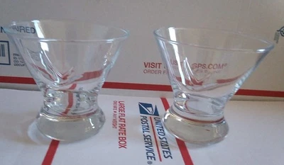 Par de vasos Martini Lowball gris ganso en relieve vodka sin tallo con patas Foto 1 de 4