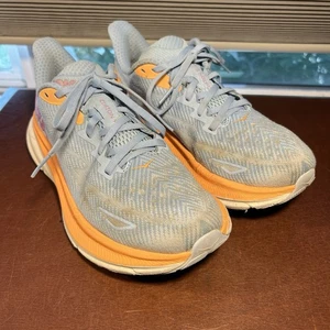 Hoka One One Damengröße 7B Clifton 9 blau/pfirsichfarbene Laufschuhe Turnschuhe FE1222J - Bild 1 von 15
