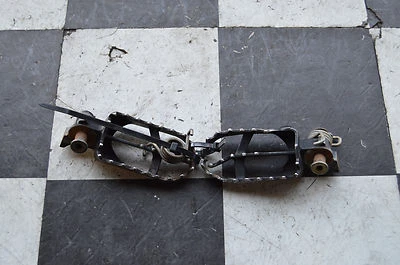 Q23 2002 YAMAHA YZ125 02 YZ 125 OEM Foot Peg Set Left and Right Foot Pegs Foto 1 de 4