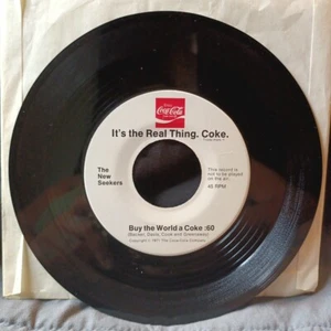 It's The Real Thing. Coke. Coca-cola. By The World The A Coke. VG+ Vinyl 45.1971 - Foto 1 di 2