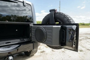 Stinger TXJWB12 Drehtor montiert 12 Zoll Subwoofer Gehäuse 2007-2022 Jeep - Bild 1 von 3