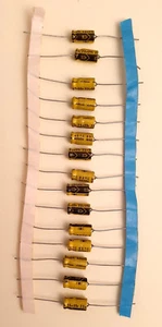Set Aus 15 Kondensator 22µF - 35 Volt Ausgänge Axial Bedrahtet - Bild 1 von 1