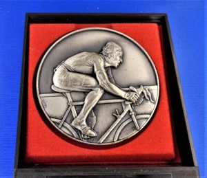BELGIUM cycling medal CC RANDONNEURS LAUREAT 1986 by GLORIA  Ø 139.0-68.8 gr - Picture 1 of 8