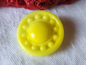 Gros bouton vintage en verre jaune fort relief 2,2 cm D17H - Picture 1 of 4